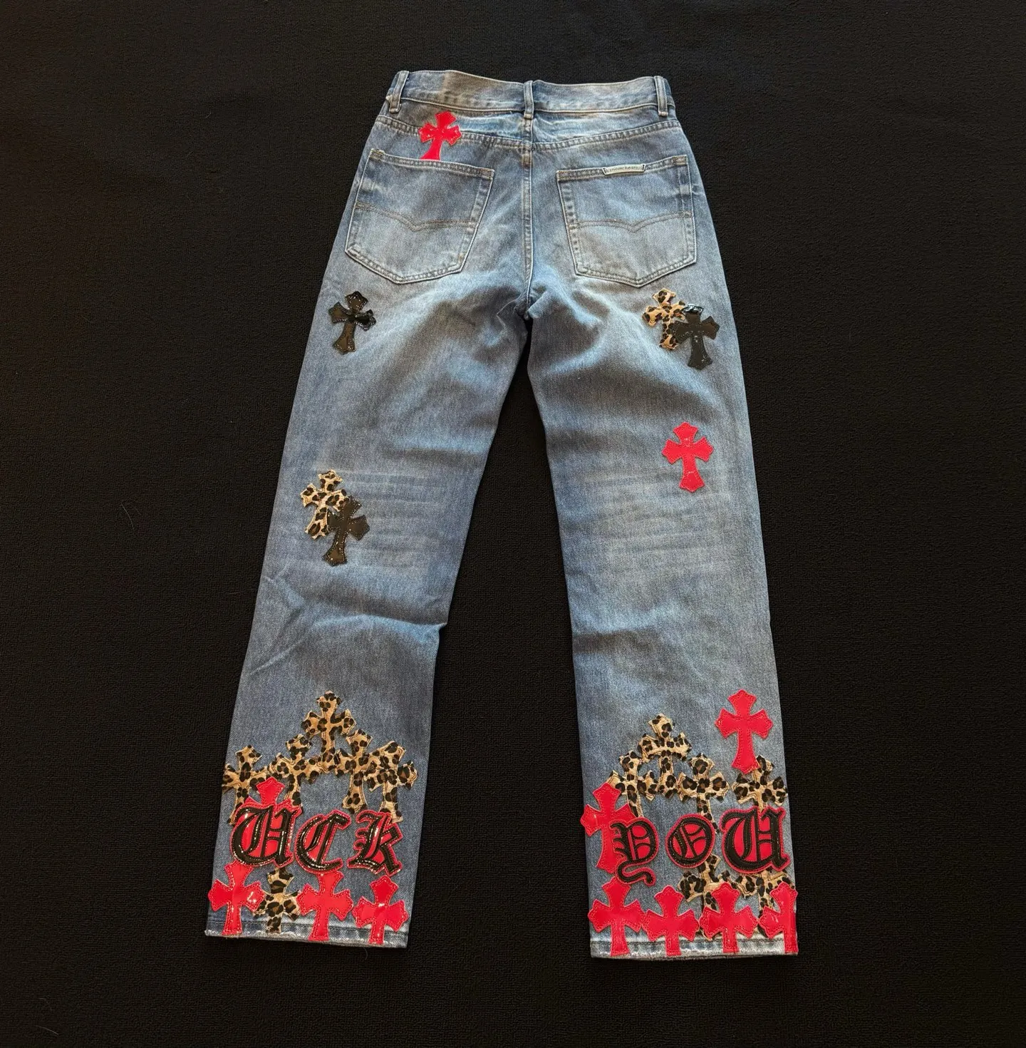 P300 style number: D383 Chrome hearts -CH Chrome hearts new mirrored red leather leopard print cross patch leather washed blue jeans SIZE #28 30 32 34 36 Size reference # Pants length 102 104 106 108 110 Waist 70 75 80 85 90 Hip 96 101 106 111 116